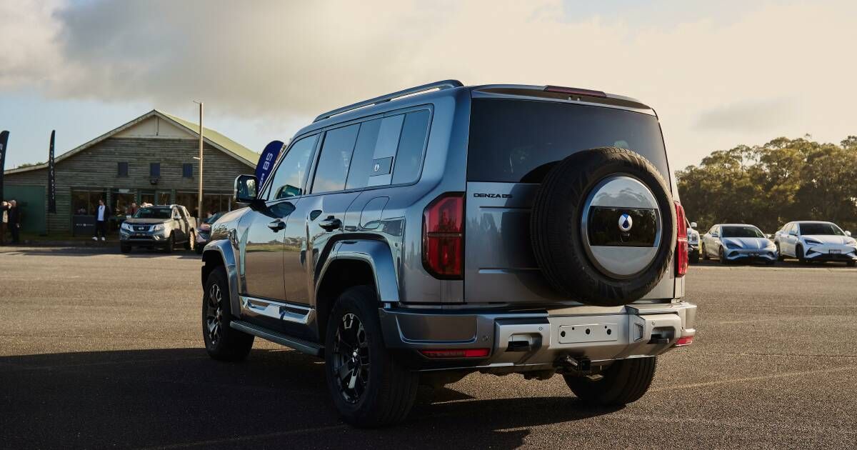 Denza B5 exterior - Rear Profile