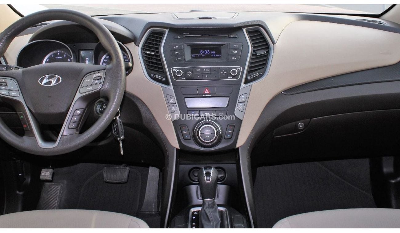 Hyundai Santa Fe Hyundai Santa Fe 2018 GCC 6 cylinder in excellent condition without accidents, very clean from insid