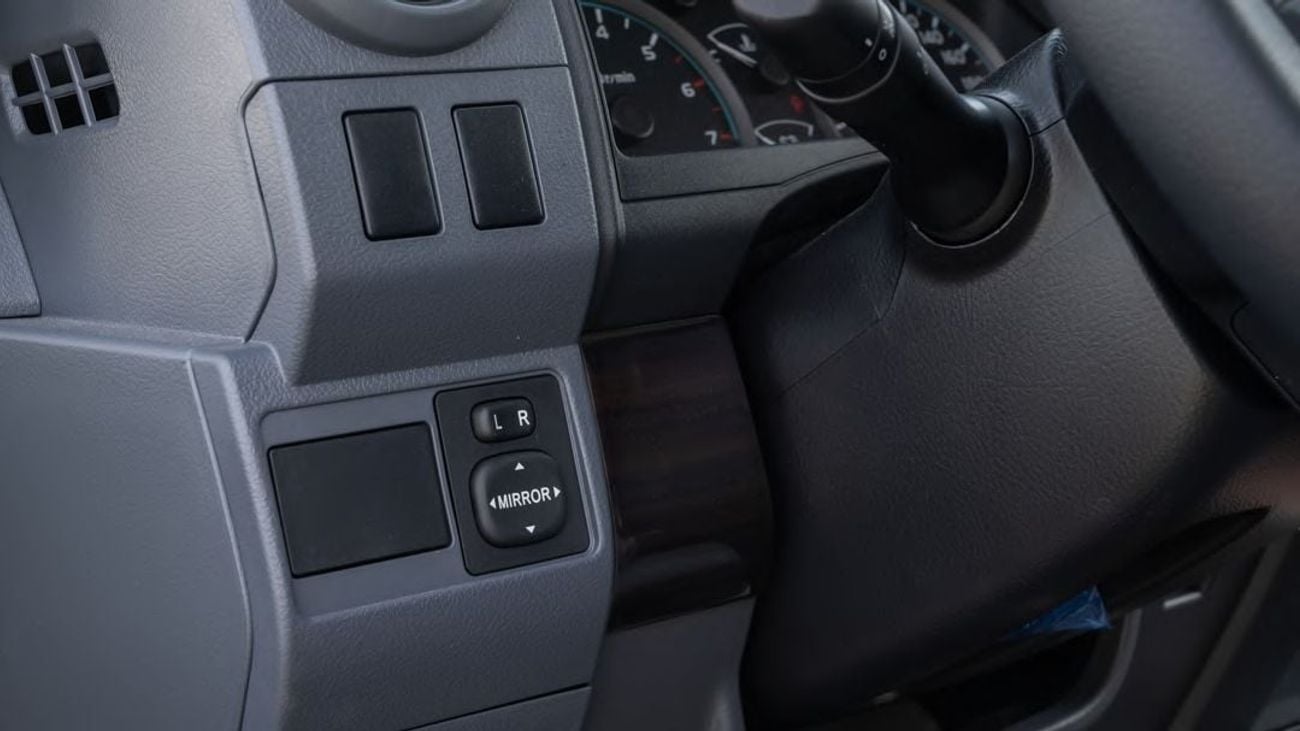 Toyota Land Cruiser 70 LC76 4.0 MT mid option 2025