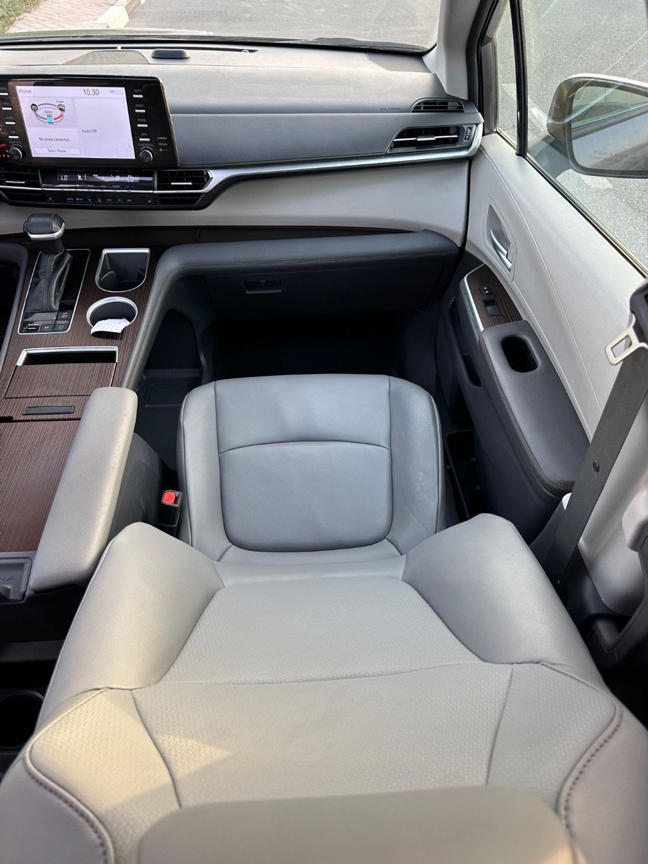 Toyota Sienna XLE Hybrid Sunroof Full Option 2022