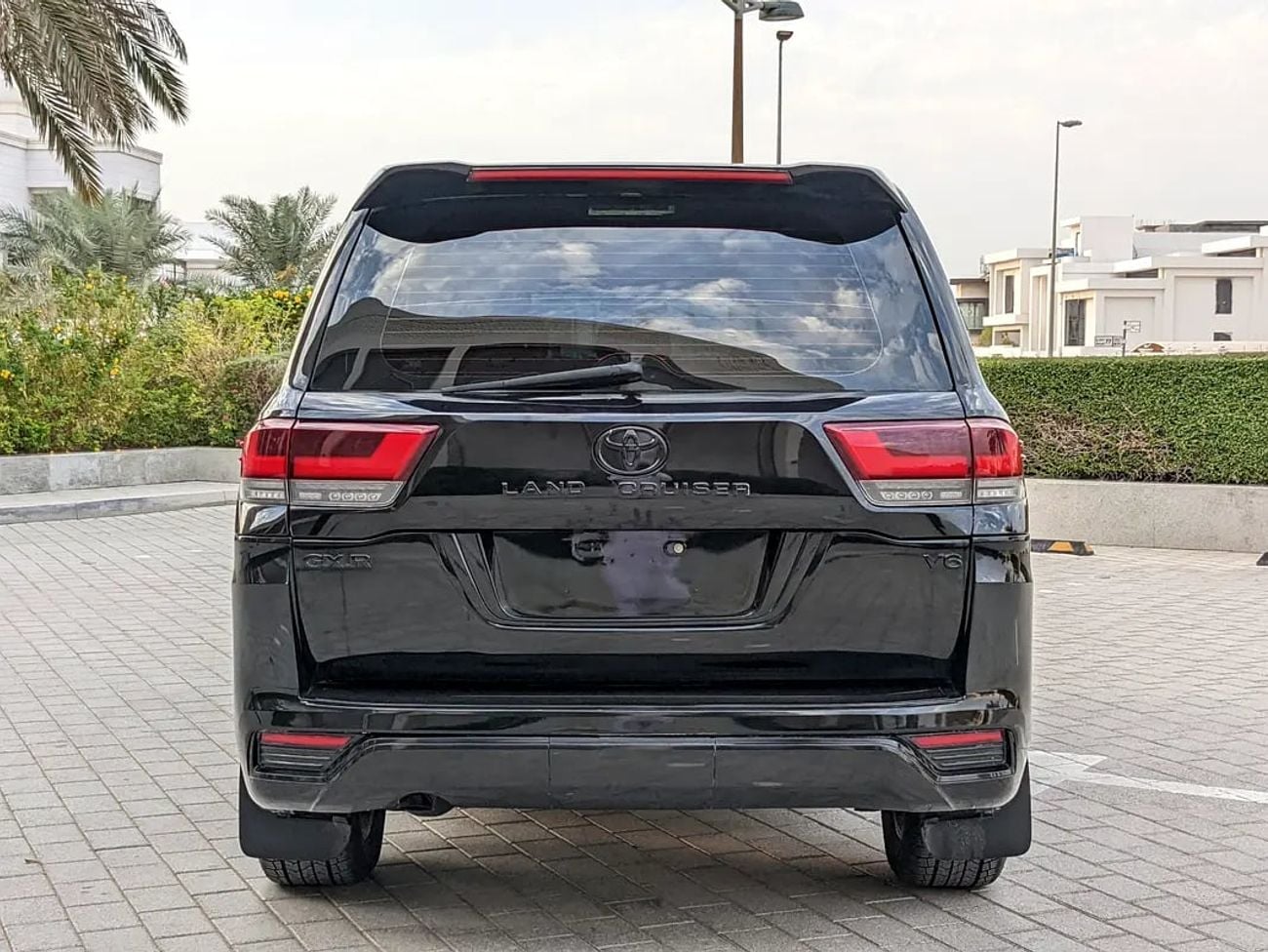 Toyota Land Cruiser GXR FACELIFTED WITH INTERIOR AND EXTERIOR GCC IN EXCELLENT CONDITION