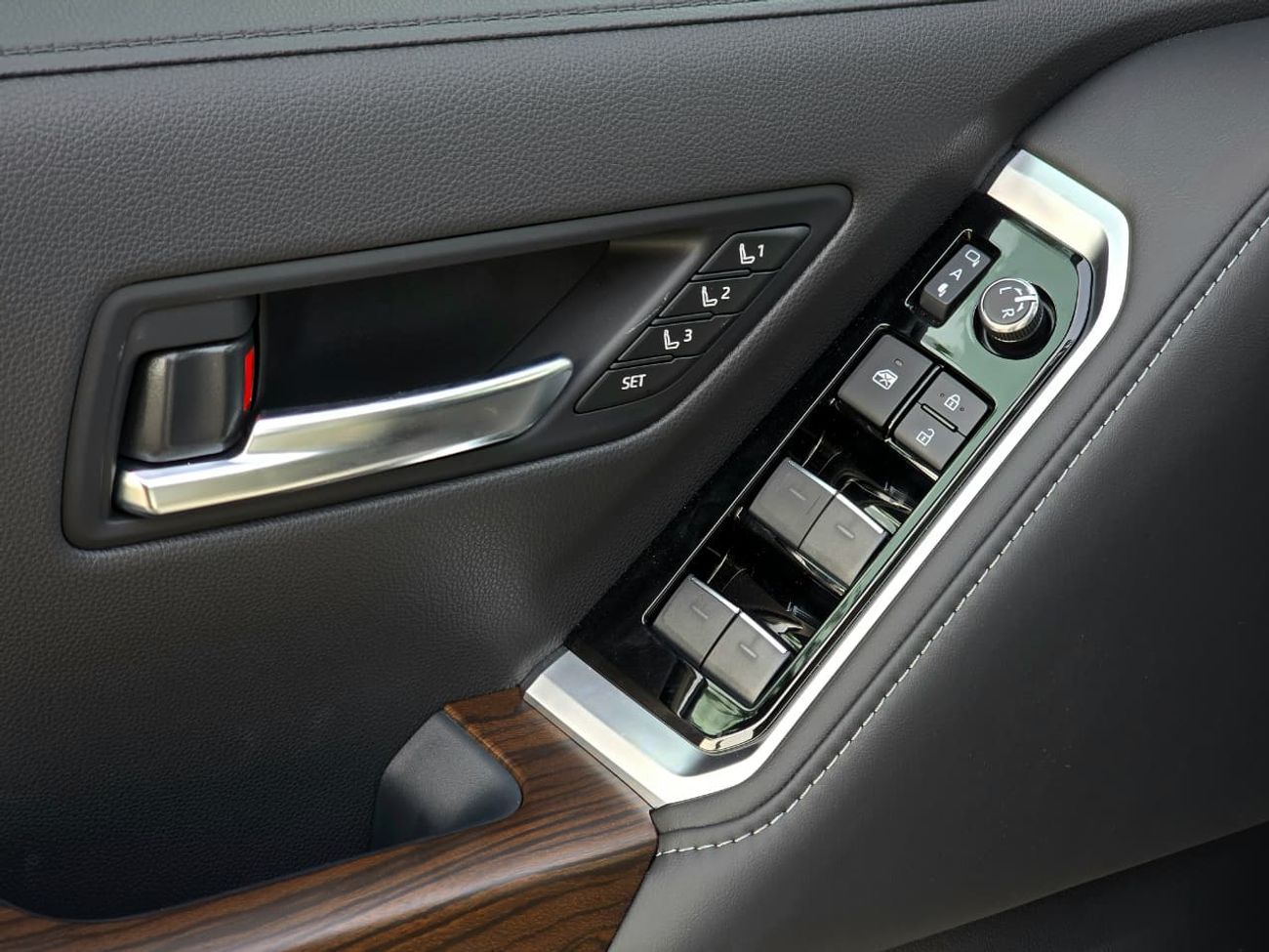 تويوتا لاند كروزر LC300 VX 4.0 - HIGH OPTIONS - MEMORY SEAT - JBL SOUND SYSTEM - RADAR - 2025 MODEL - BLACK INSIDE BLA