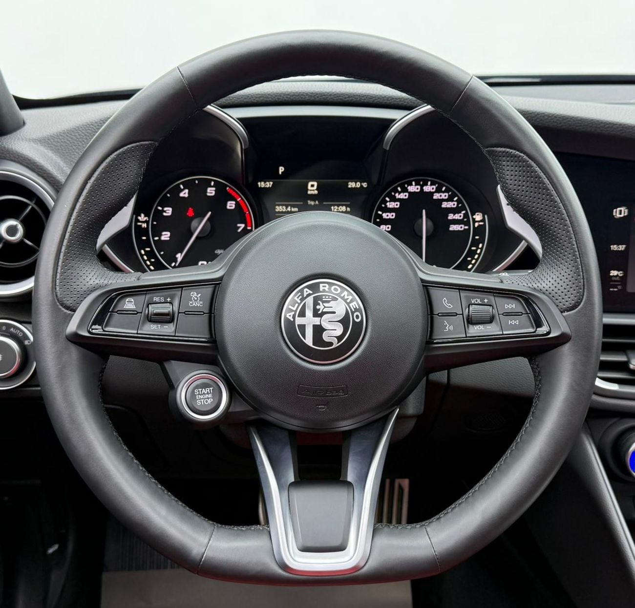 ألفا روميو جوليا 2023 Alfa Romeo Giulia Veloce Q2, 2027 Alfa Romeo Warranty + Service Pack, Very Low Km, GCC