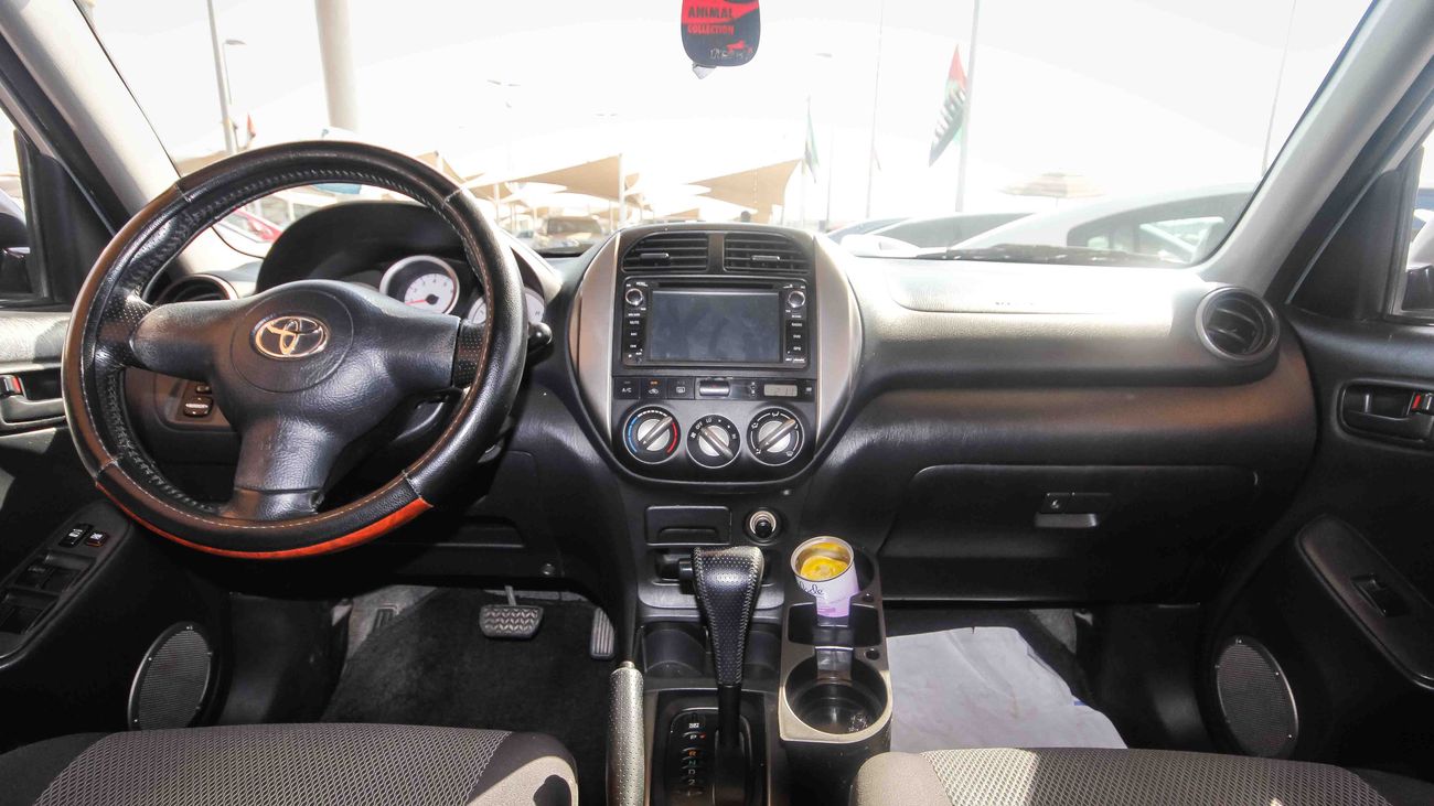 Used Toyota RAV4 2004 for sale in Sharjah - 139565