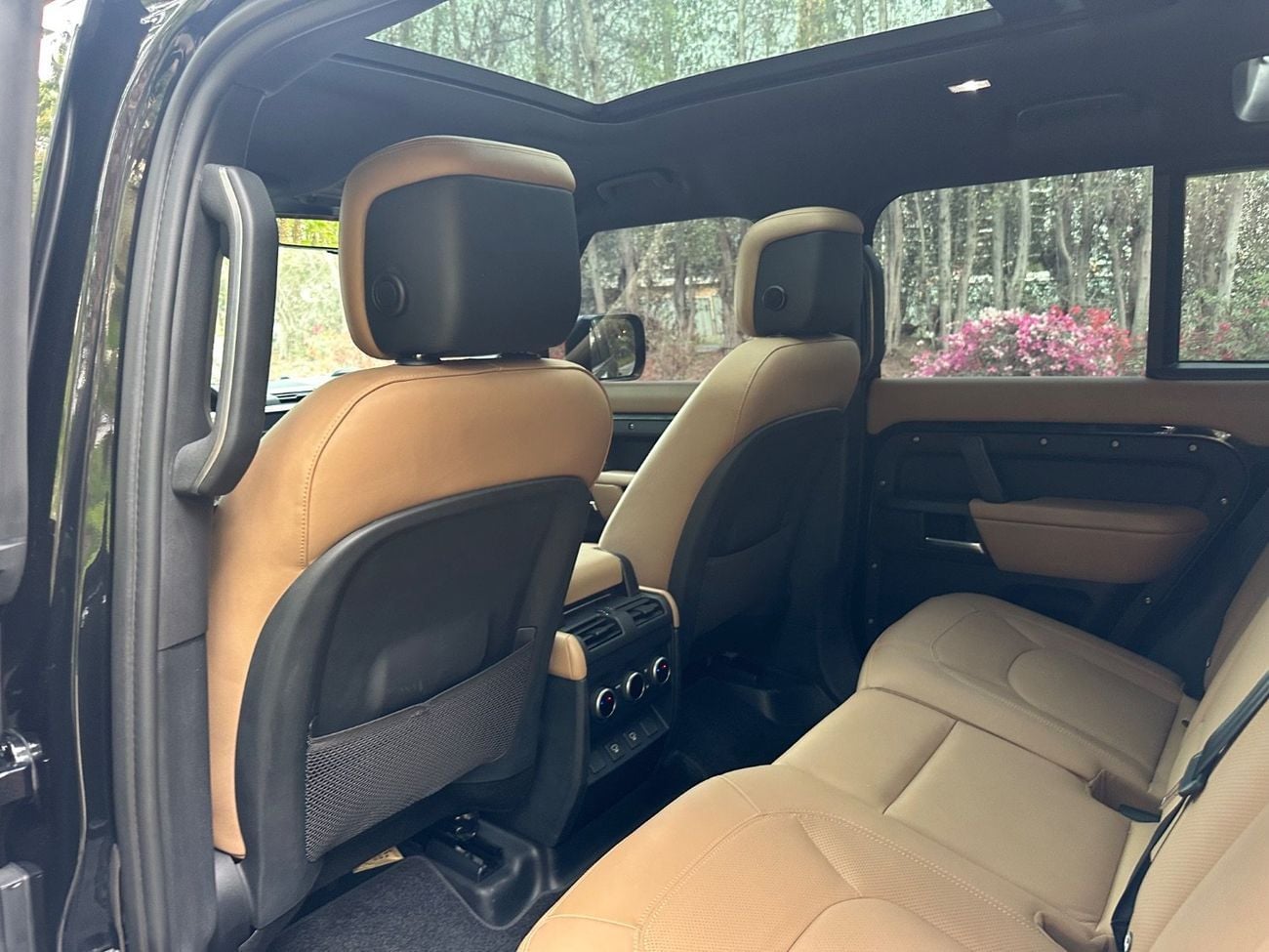 Land Rover Defender P400 110 X-Dynamic HSE 3.0L (5 Seater) | 2025 | GCC Specs | V6 400 HP | Perfect Condition | Full Ser