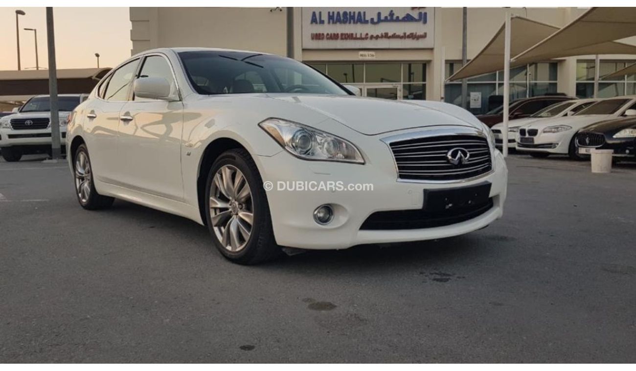 Infiniti Q70 Infinity Q70 model 2014 GCC car prefect condition full option low mileage sun roof leather seats bac