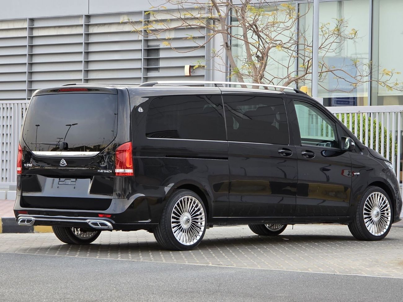 Mercedes Benz V 250 Avantgarde MERCEDES V-250 2016 GCC BODY KIT MAYBACH // PERFECT CONDITION