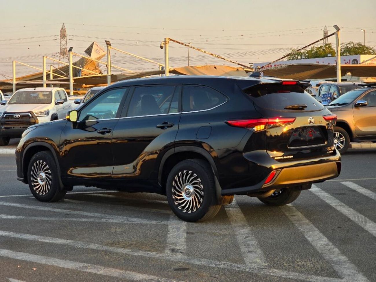Toyota Highlander 2023 Model 2.4cc engine Sunroof, 4x4 and 7 seater