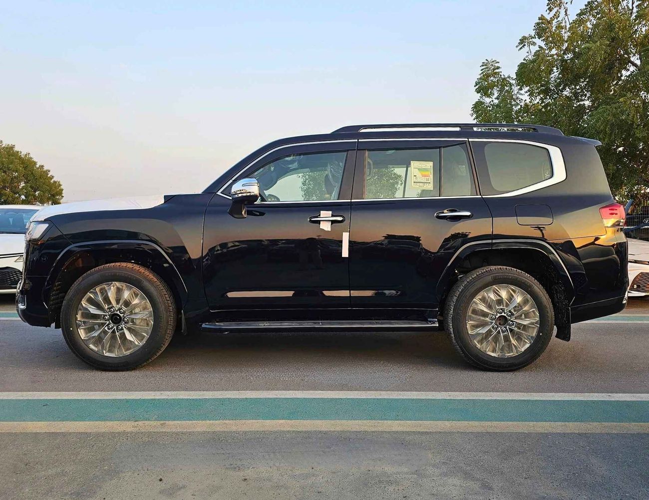 تويوتا لاند كروزر VX / LC300 VX / 4.0L PETROL / BIG DVD / JBL SPEAKERS / SUNROOF / FULL OPTION (CODE# VX)