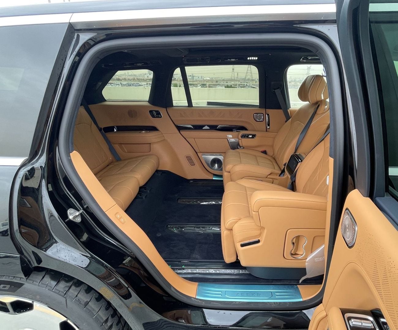 Zeekr 9X FLAGSHIP FULL SIZE LUXURY HYBRID SUV 2.0L-4CYL + THREE ELECTRIC MOTORS AWD