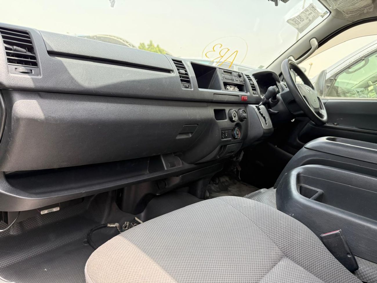 Toyota Hiace Toyota hiace 2015 diesel with seats 14 RHD white in colour