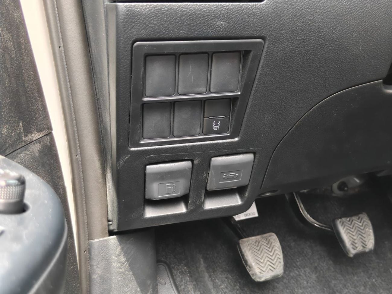 تويوتا هيلوكس 2026 Toyota Hilux white/red 2.4L diesel manual GCC spec mid option