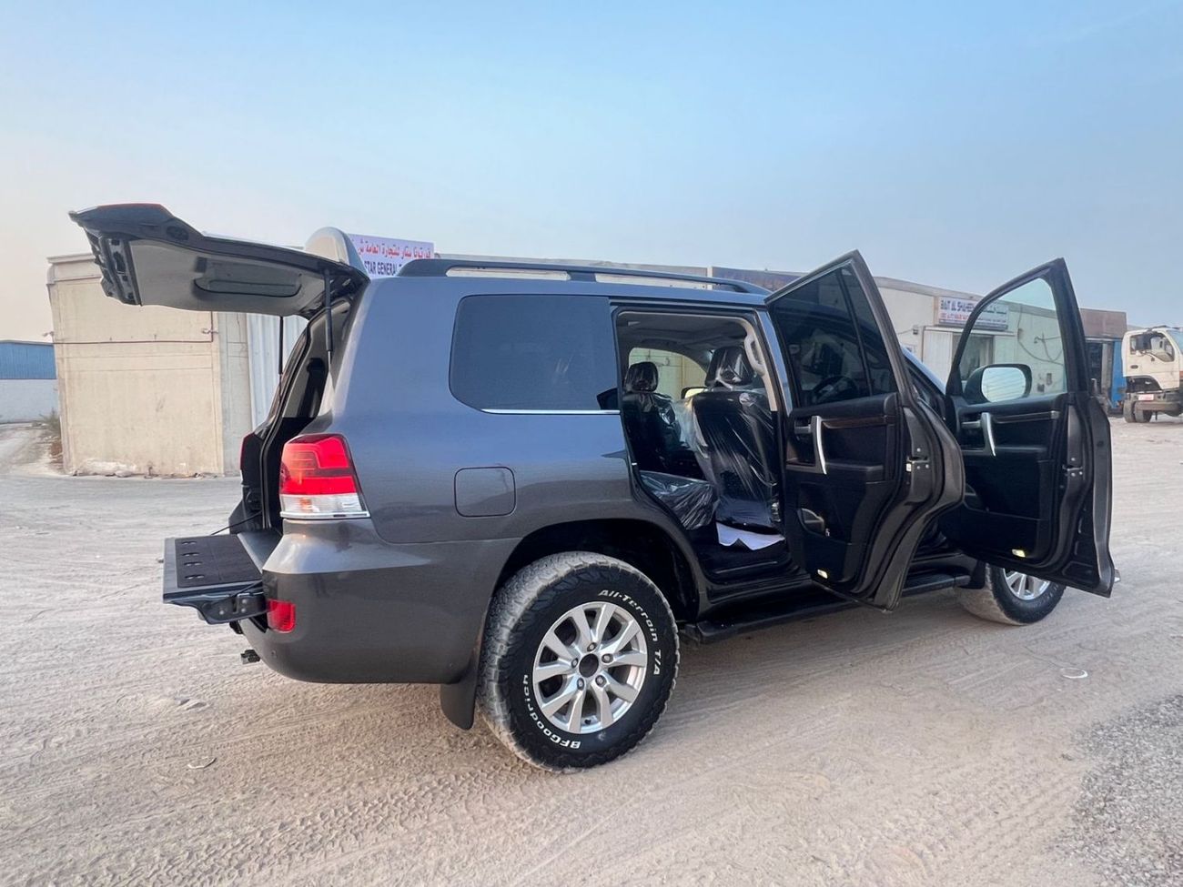 Toyota Land Cruiser DIESEL 4.5 LITER GREY COLOR RIGHT HAND DRIVE 2018 MODEL ONLY FOR EXPORT