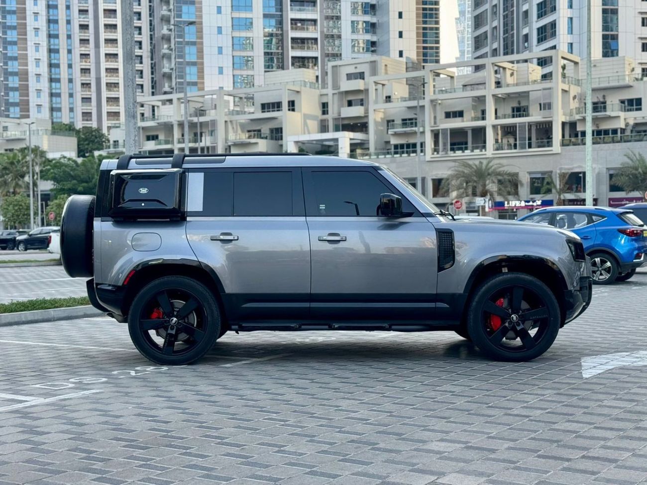 Land Rover Defender P400 110 First Edition 3.0L (7 Seater)