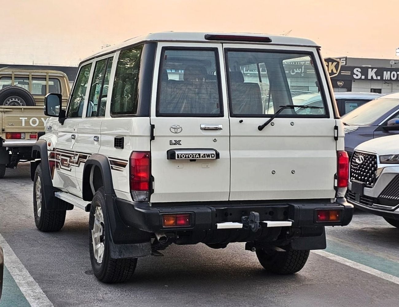 تويوتا لاند كروزر 70 تويوتا لاند كروزر LX LC76 هاردتوب 5 أبواب || 2.8 لتر ديزل دفع رباعي ناقل حركة يدوي | 5 مقاعد | ثلاجة