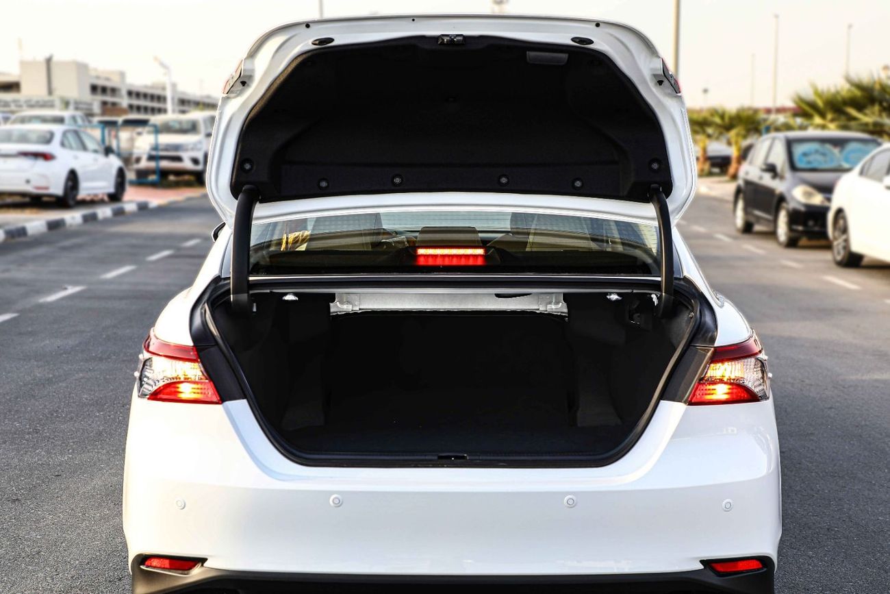 تويوتا كامري تويوتا كامري 2023 2.5 LE - أبيض بلاتيني لؤلؤي من الداخل بيج