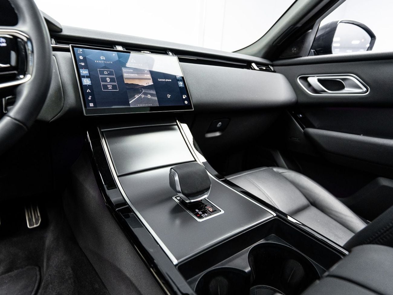 لاند روفر رينج روفر فيلار Dynamic SE P250 2.0L2025 Range Rover Velar Dynamic SE P250, 2.0L 4cyl, 4WD, 247 bhp, 8 Speed Automat