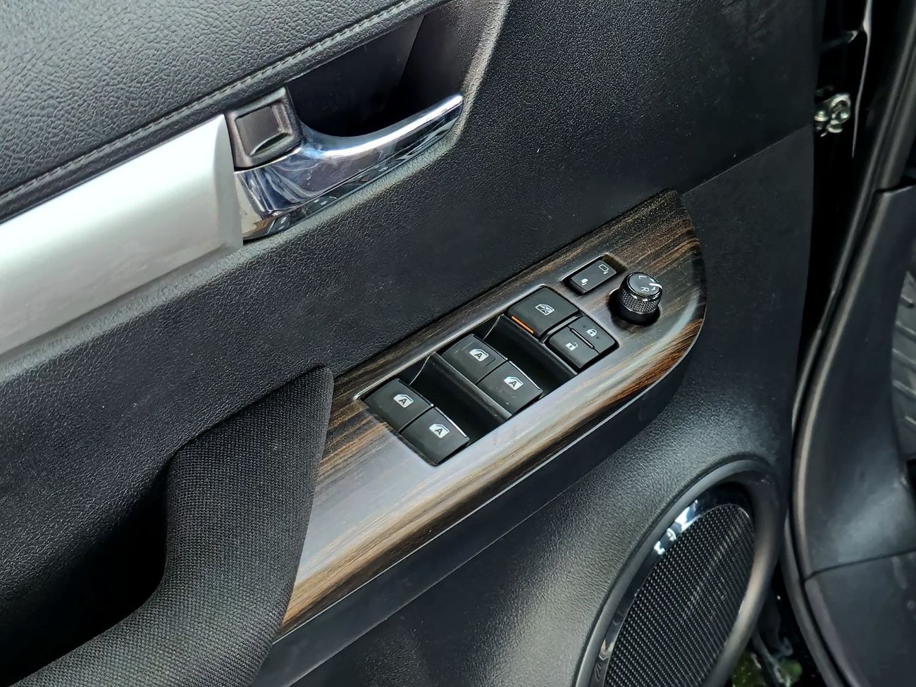 تويوتا هيلوكس TOYOTA HILUX PETROL 2.7 DOUBLE CABIN - A/T - HIGH OPTIONS - PUSH START - 2025 - BLACK INSIDE BLACK -