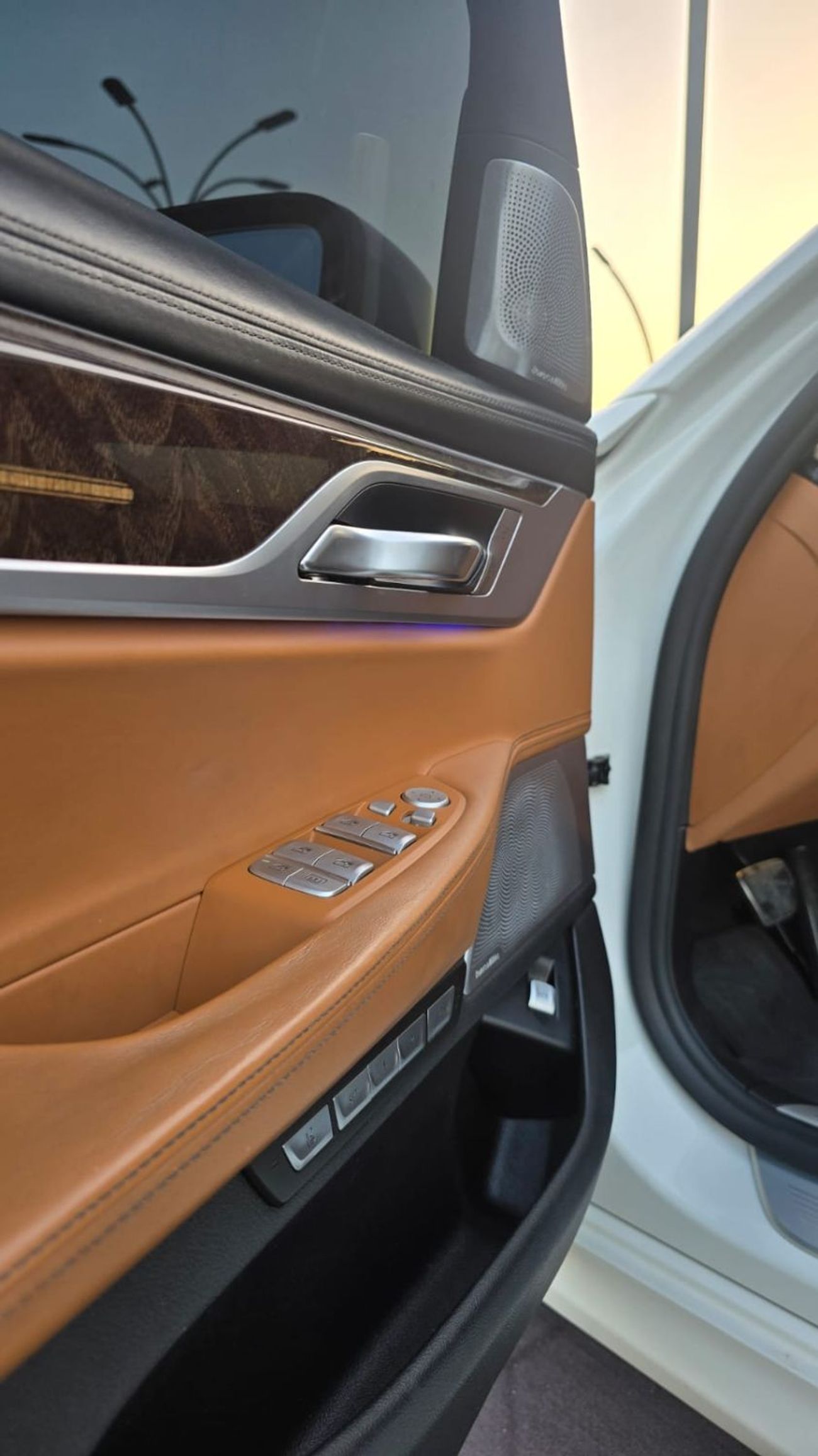 BMW 750Li Luxury 4.4L (443 HP)