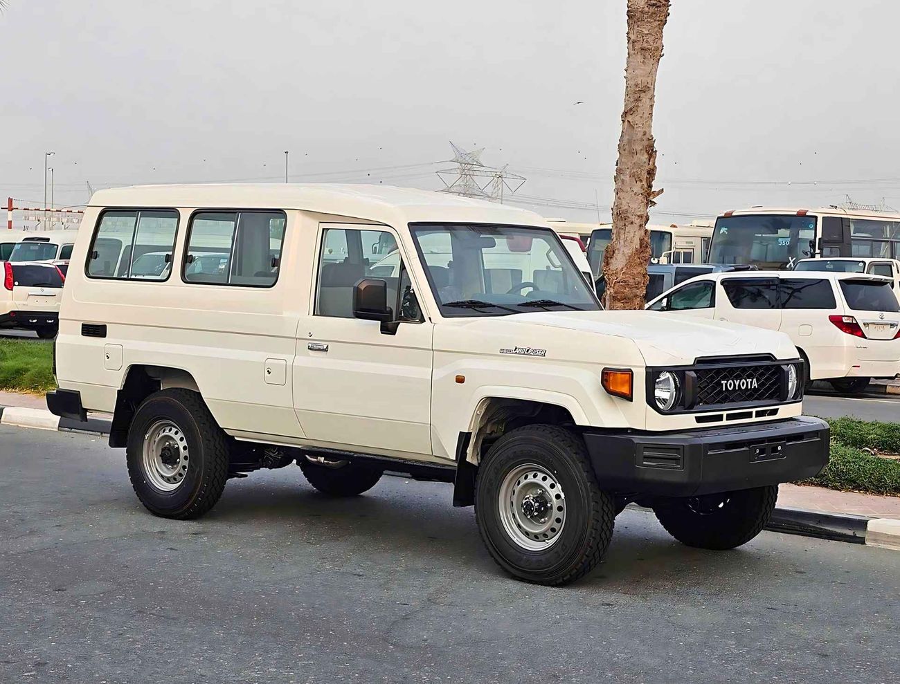 تويوتا لاند كروزر 70 M/T | 4.0L V6 PETROL | 3 DOOR | PWR WINDOWS | FREE WHEEL HUB | 4WD (CODE # 68011)