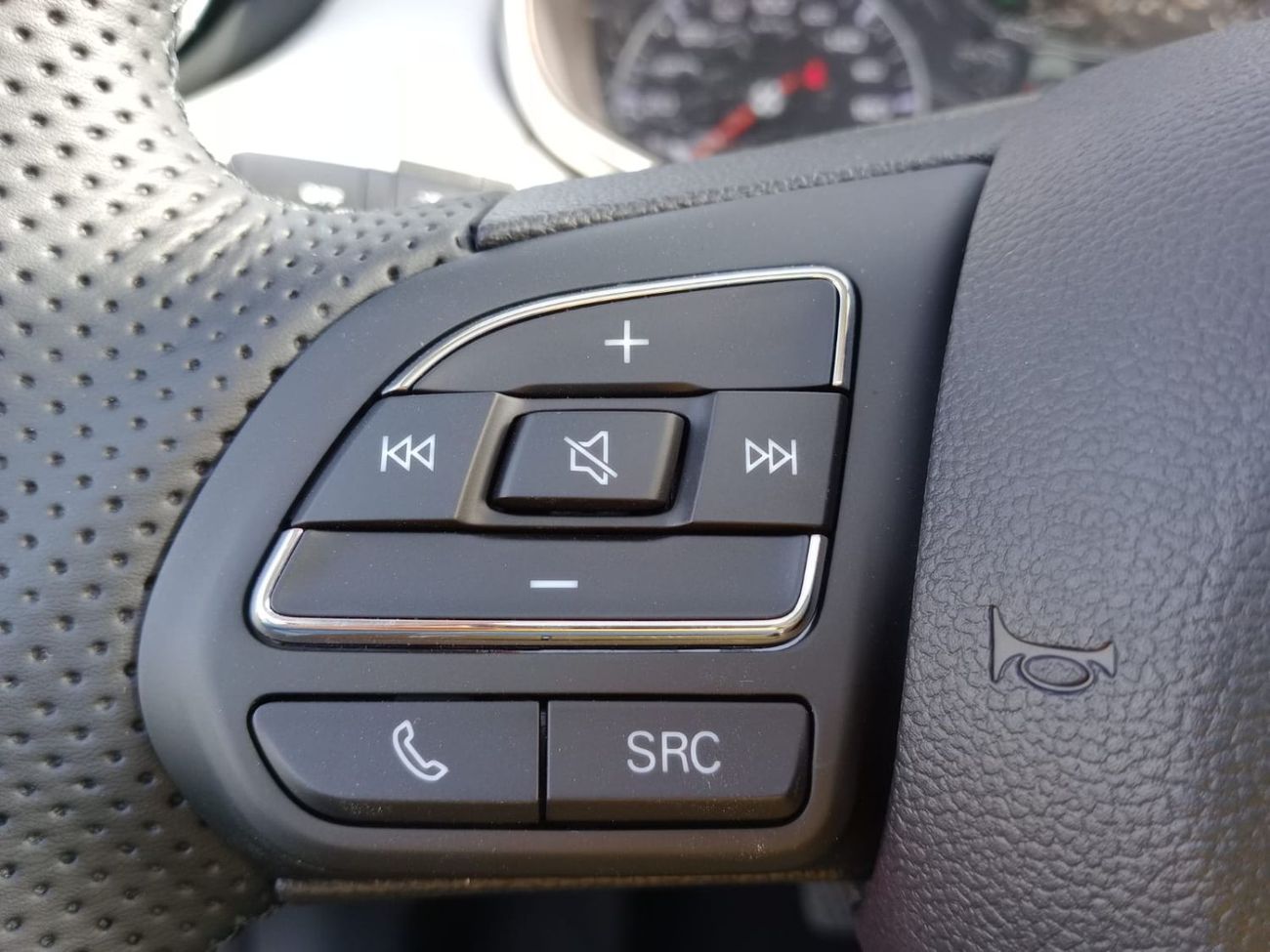 MG ZS MG ZS 2025  luxury 1.5L Petrol SUV FWD silver  color