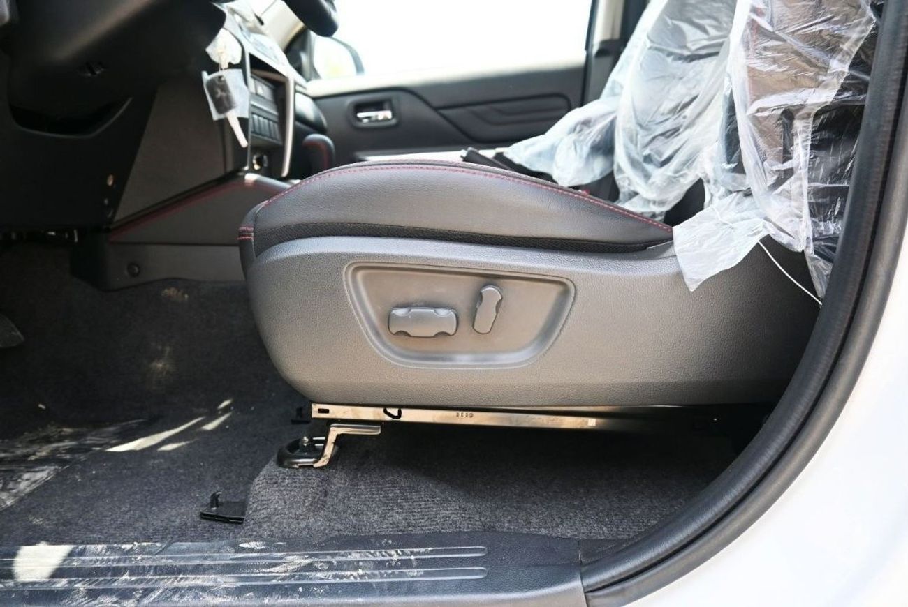 ميتسوبيشي L200 ميتسوبيشي L200 ديزل فل أوبشن أوتوماتيك 2.4 لتر أبيض من الخارج أسود من الداخل