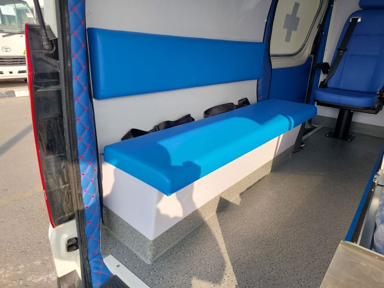 تويوتا هاياس TOYOTA HIACE COMMUTER AMBULANCE VAN RHD 2020 MODEL 2.8 L DIESEL AUTOMATIC(PM19152)