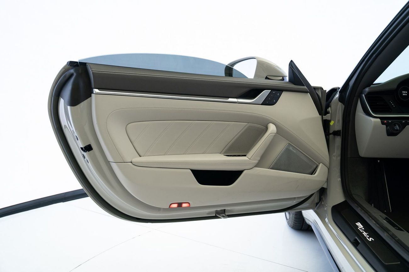 بورش 911 Turbo S 3.8L (640 HP) Convertible