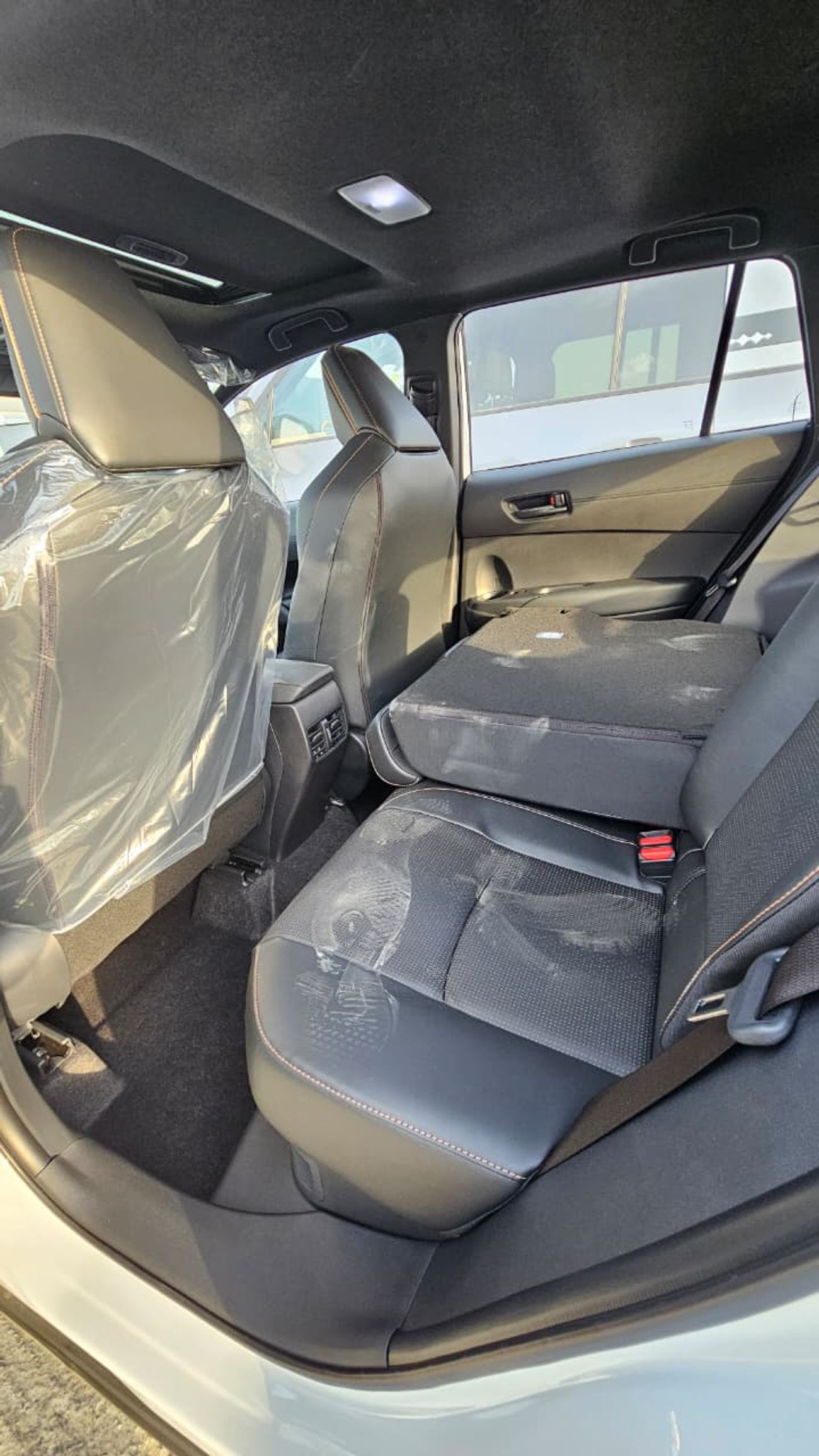 تويوتا كورولا كروس Toyota Corolla Cross Toyota Corolla Cross 2.0L HYBRIDElite AT 2026 NEW SHAPE ELECTRIC CHAIR- SUNROOF