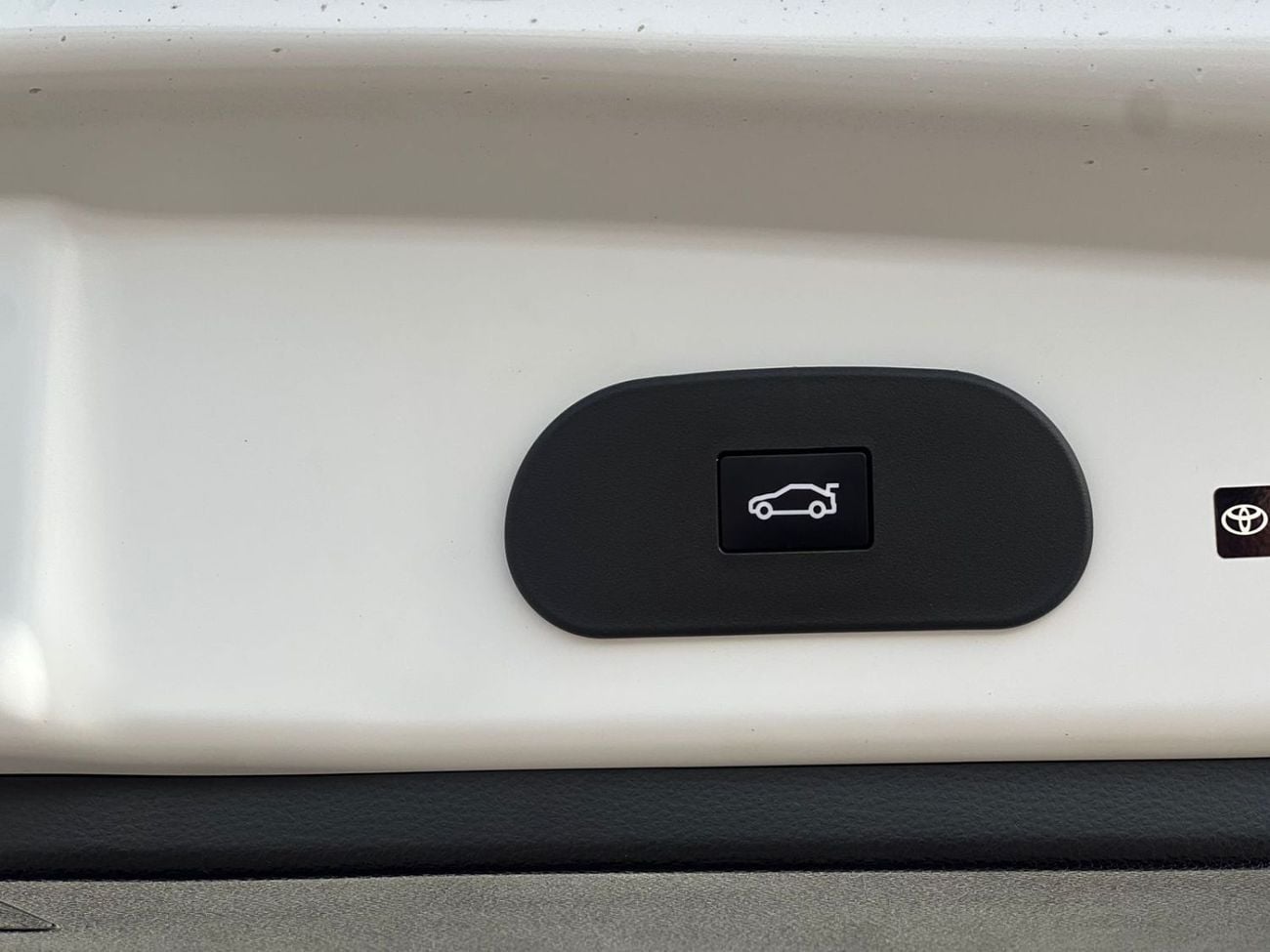 تويوتا فرونتلاندر Luxury 2.0L HYBRID TOP OPTION