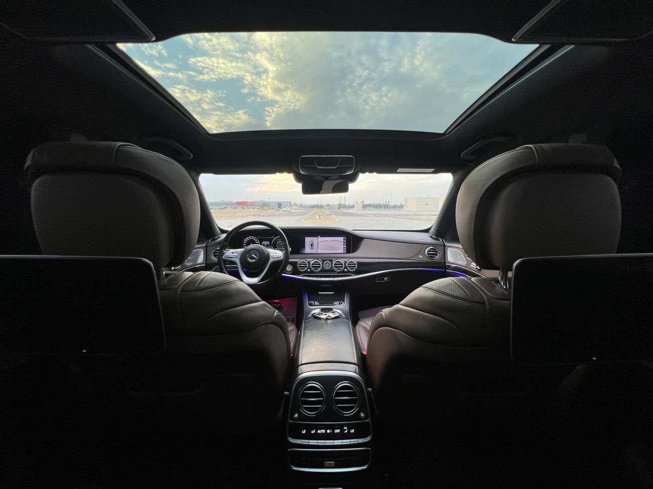 Mercedes-Benz S 560 Std Mercedes benz S560 Model 2018 GCC SPECS, original paint no accident.