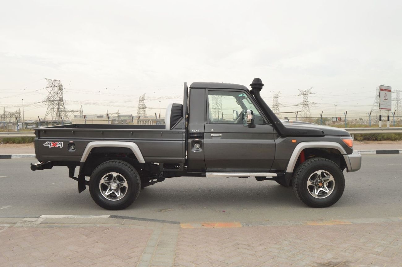 Toyota Land Cruiser Pick Up single cube 4.5 L, perfect inside and outside