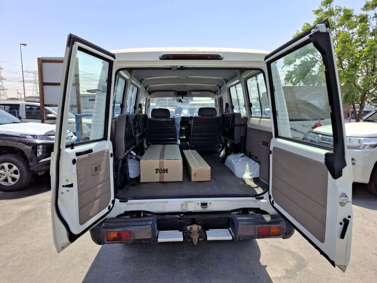 تويوتا لاند كروزر 70 Hardtop 4.0L 3 Door Automatic Petrol (Export Only)