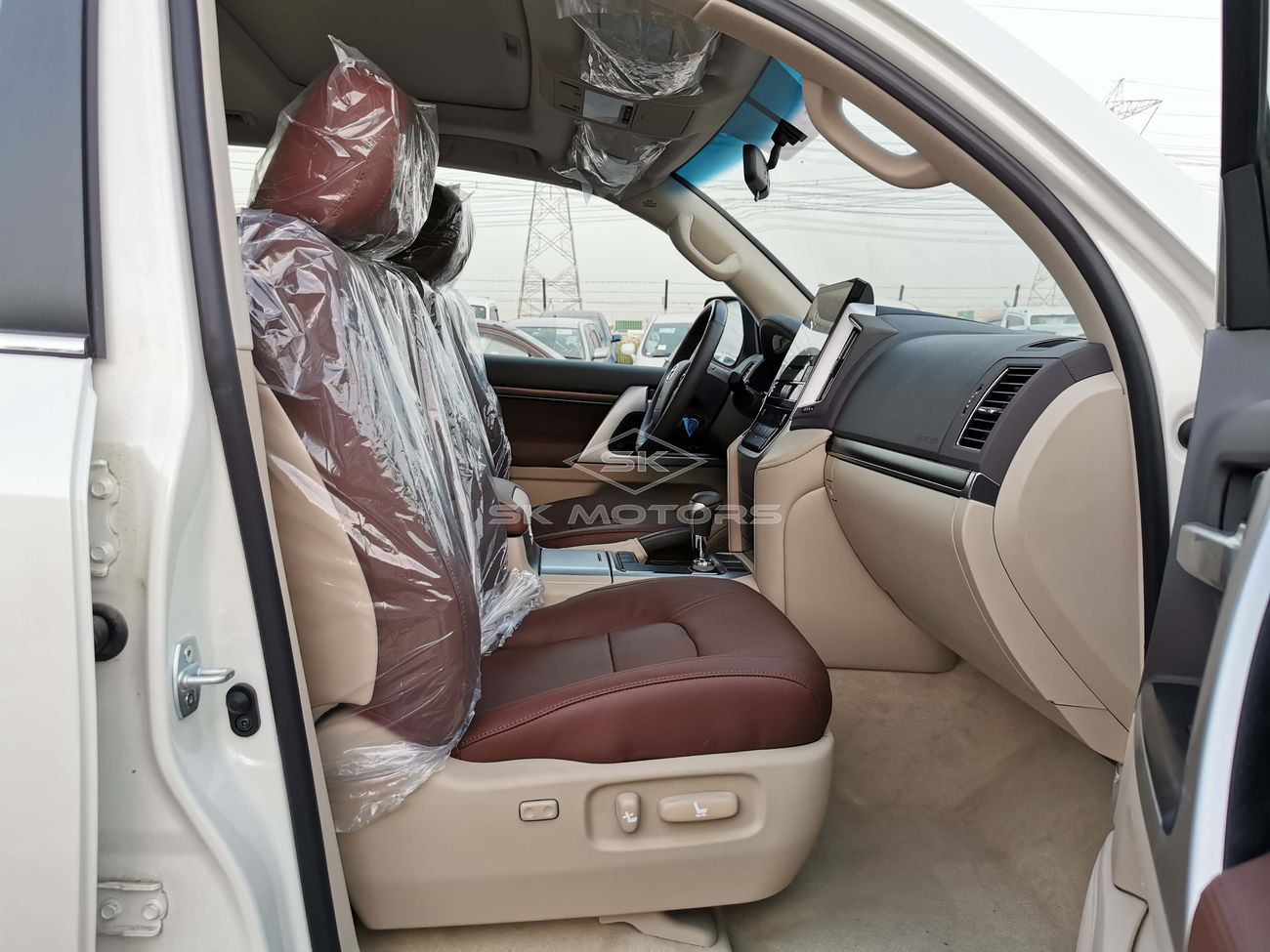 Toyota Land Cruiser 4.5L Diesel, 20" Alloy Rims, Tesla DVD 16", Parking Sensors, Sunroof, Leather Seats (CODE # VX04)