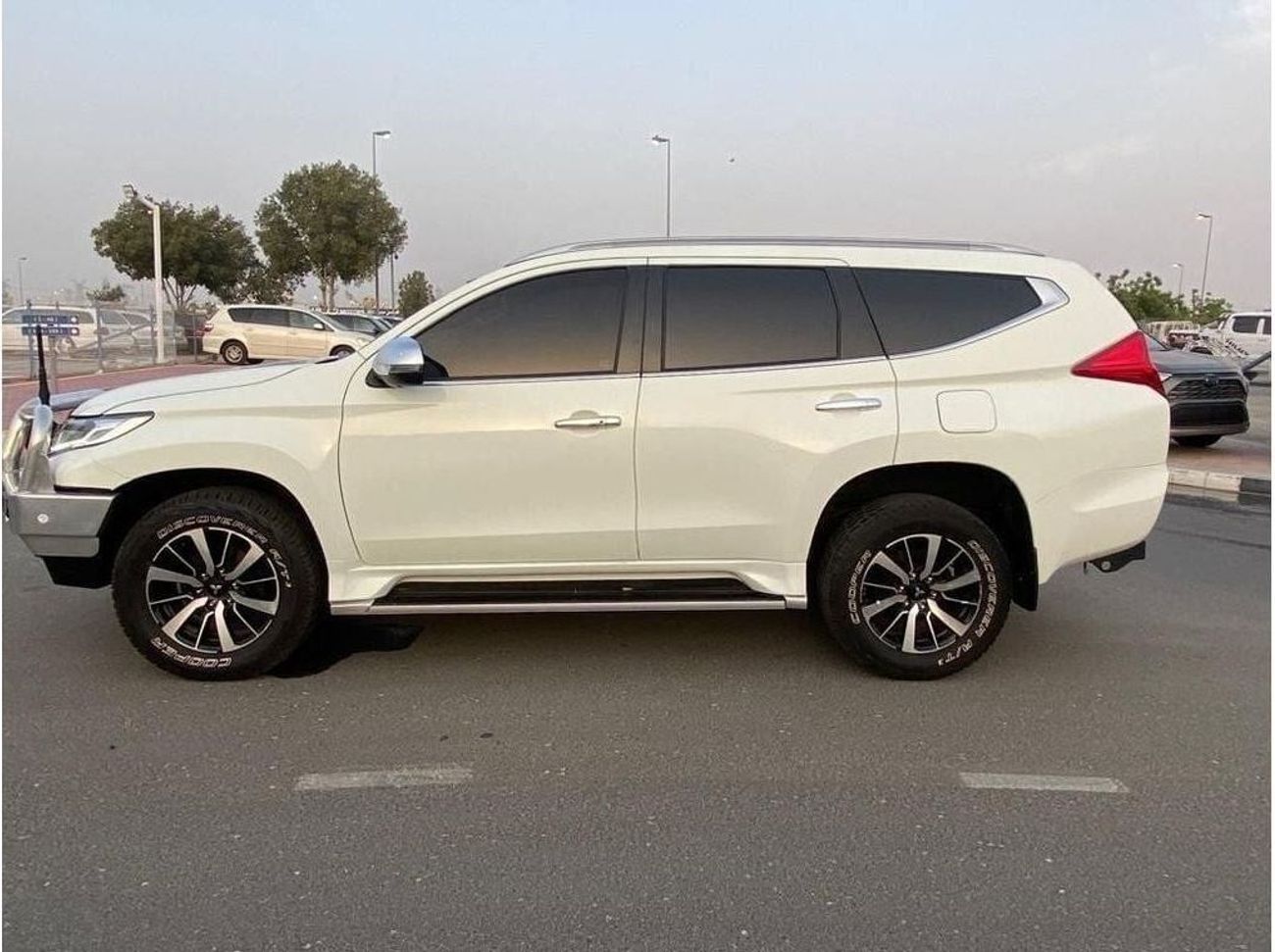 ميتسوبيشي باجيرو Diesel 2.4 Liter Right Hand Drive Automatic 7 Seater Leather seats 4WD