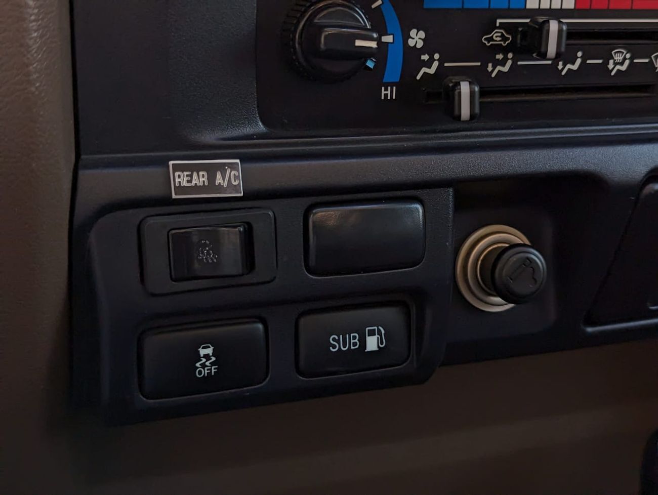 تويوتا لاند كروزر بيك آب TOYOTA LAND CRUISER PICKUP SAFARI