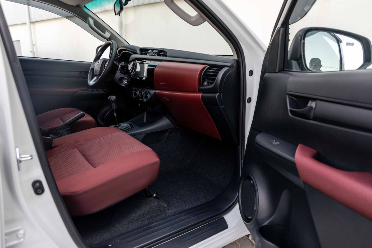 تويوتا هيلوكس 2.4L - Platinum White Pearl Inside Maroon | Export Only