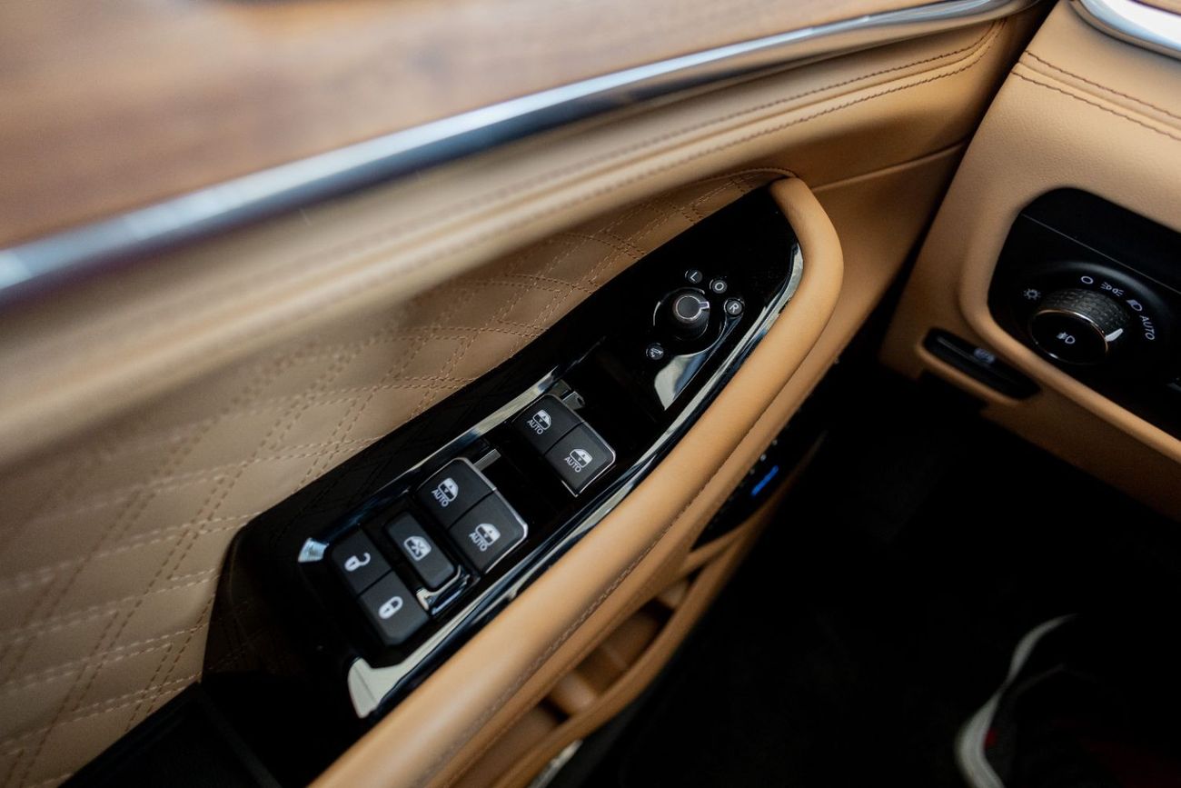 Jeep Grand Cherokee Jeep Grand Cherokee Summit 2023 American Spec under Warranty with Flexible Down-Payment.