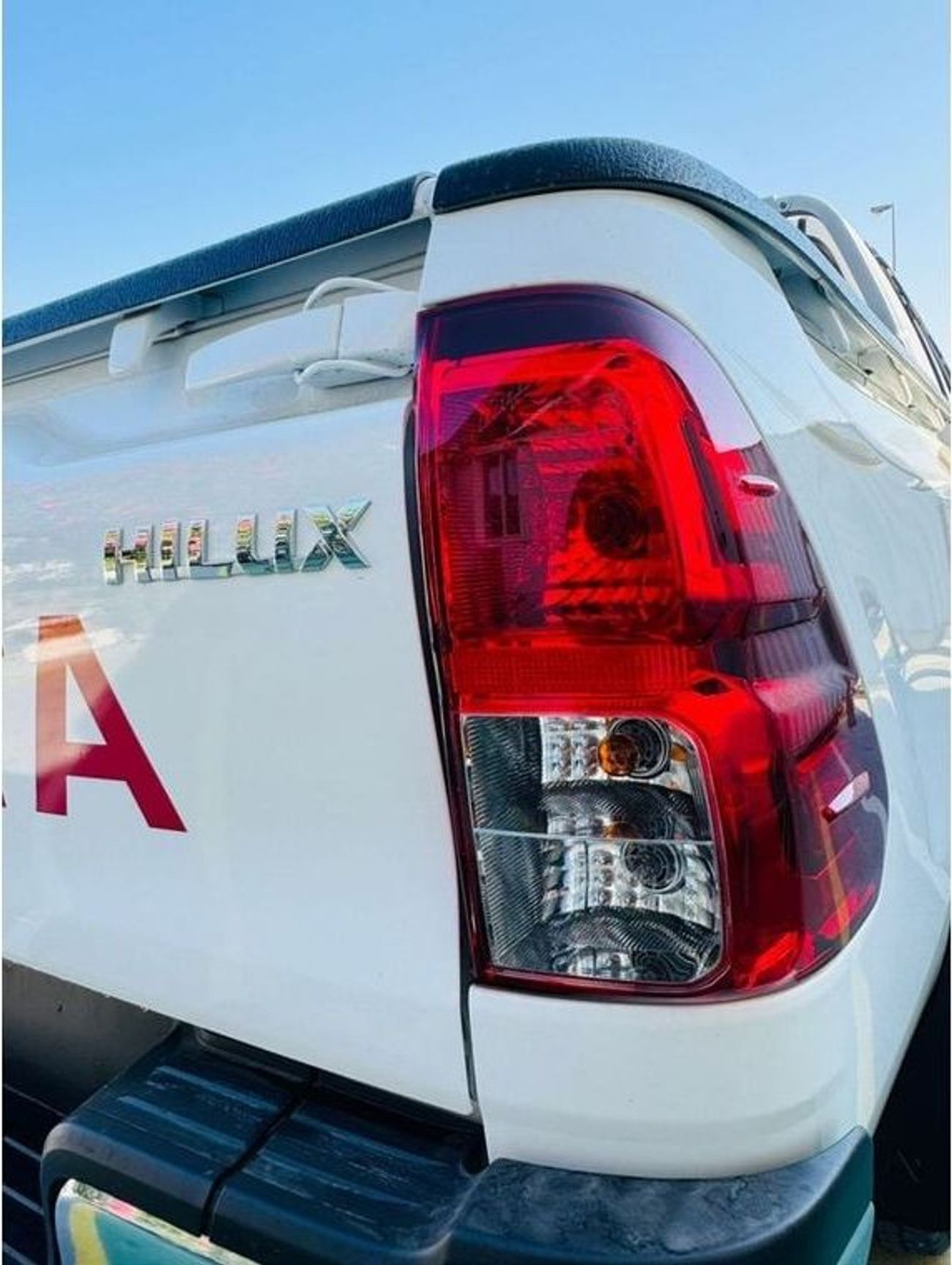 Toyota Hilux TOYOTA HILUX 2.7L PETROL BASIC OPTION WHITE 2025