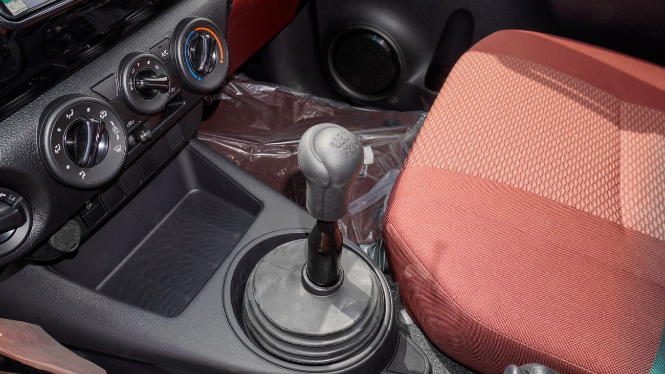 تويوتا هيلوكس DLX 2.4 L d