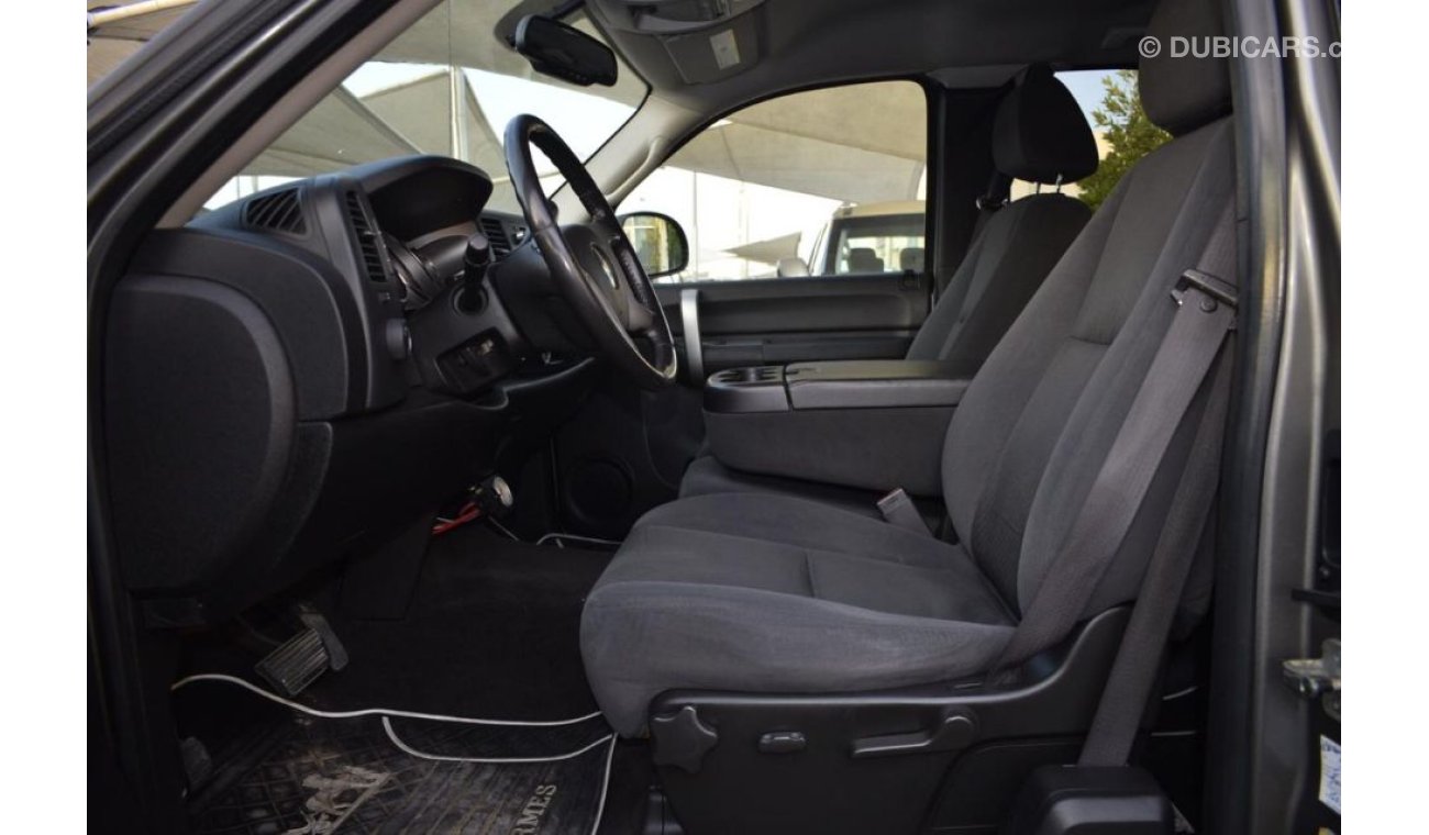 Chevrolet Silverado Pickup model 2009 imported silver color, equipped with two side halves, tyote wheels, sensors cruise