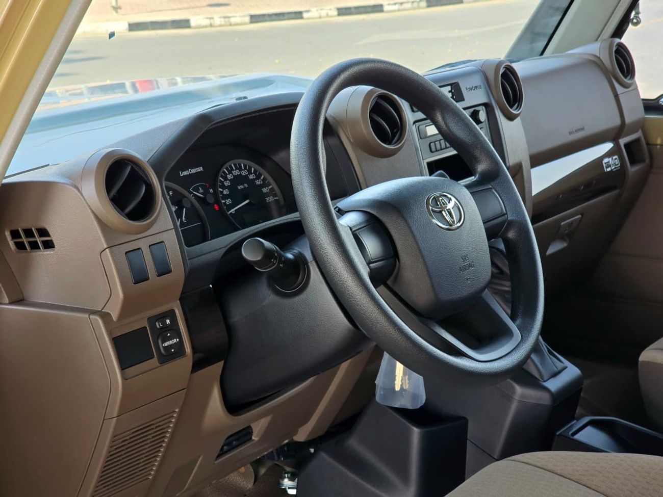 تويوتا لاند كروزر بيك آب TOYOTA LC79 SINGLE CABIN PETROL 4.0 - A/T - STD - E - DIFF LOCK - 2025 MODEL - BEIGE INSIDE BEIGE - 