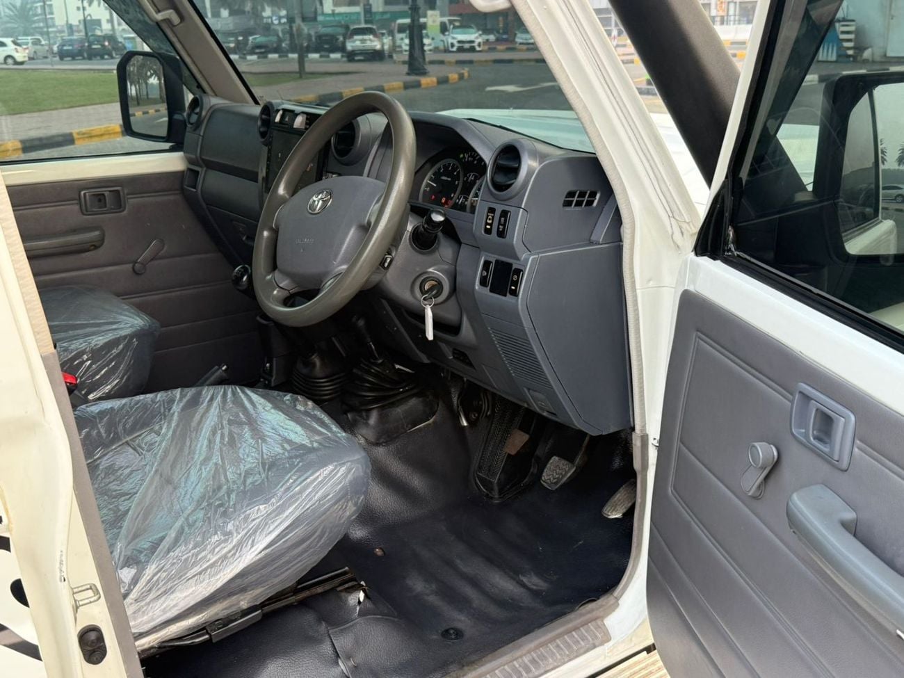 Toyota Land Cruiser Pick Up 2017Model modified 2024 4.5 Diesel engine v8 colour white Transmission Manual Interior grey 5seater
