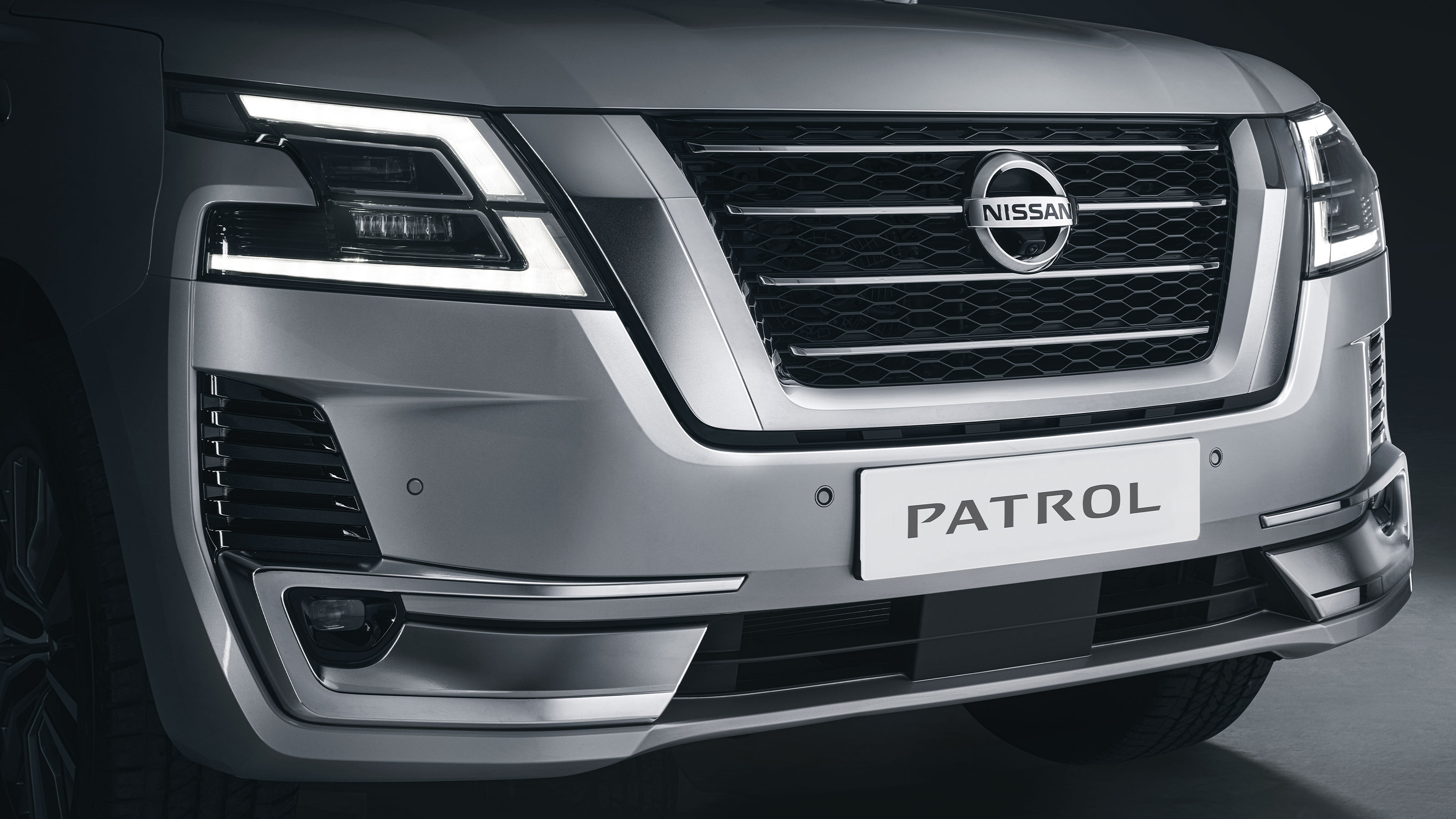 Nissan Patrol exterior - Front Headlight and Grille
